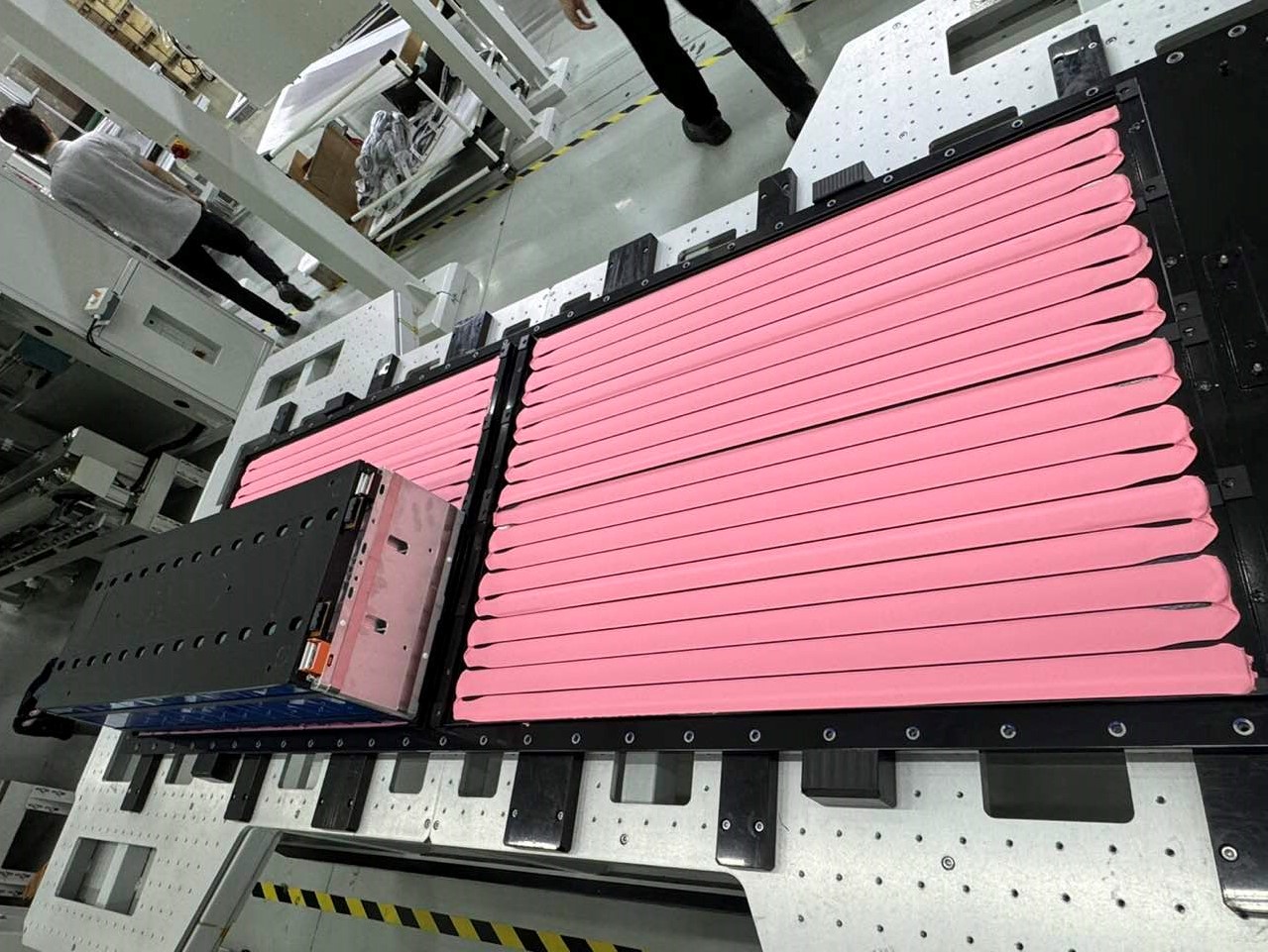 Deep-cavity thermal management in energy storage applications